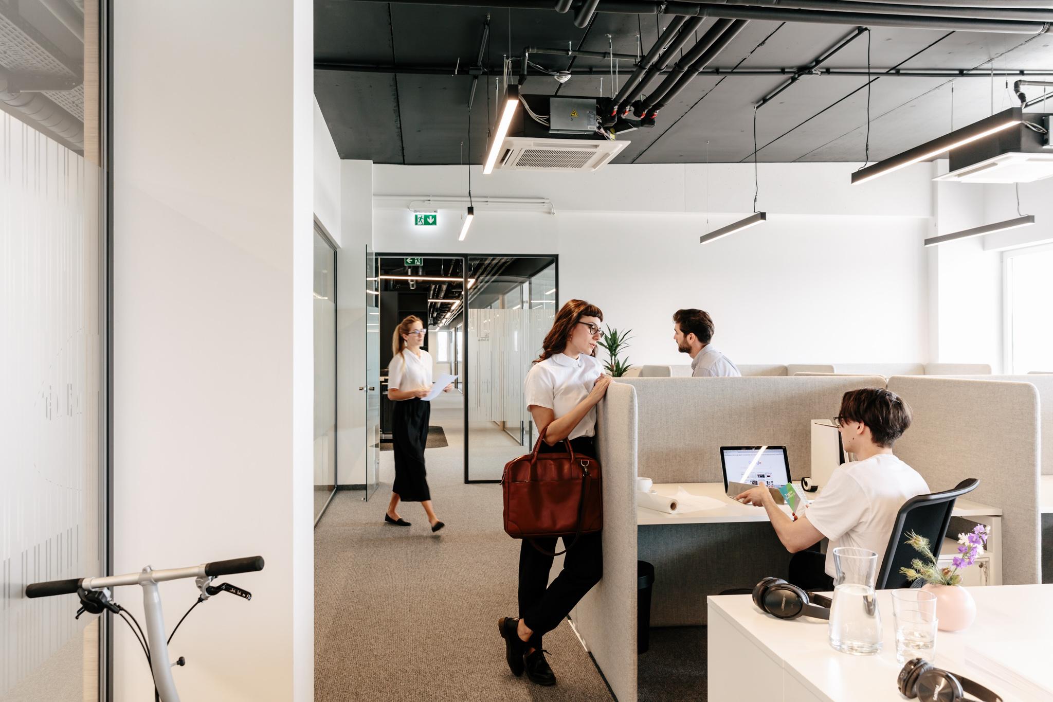 AM-open plan office
